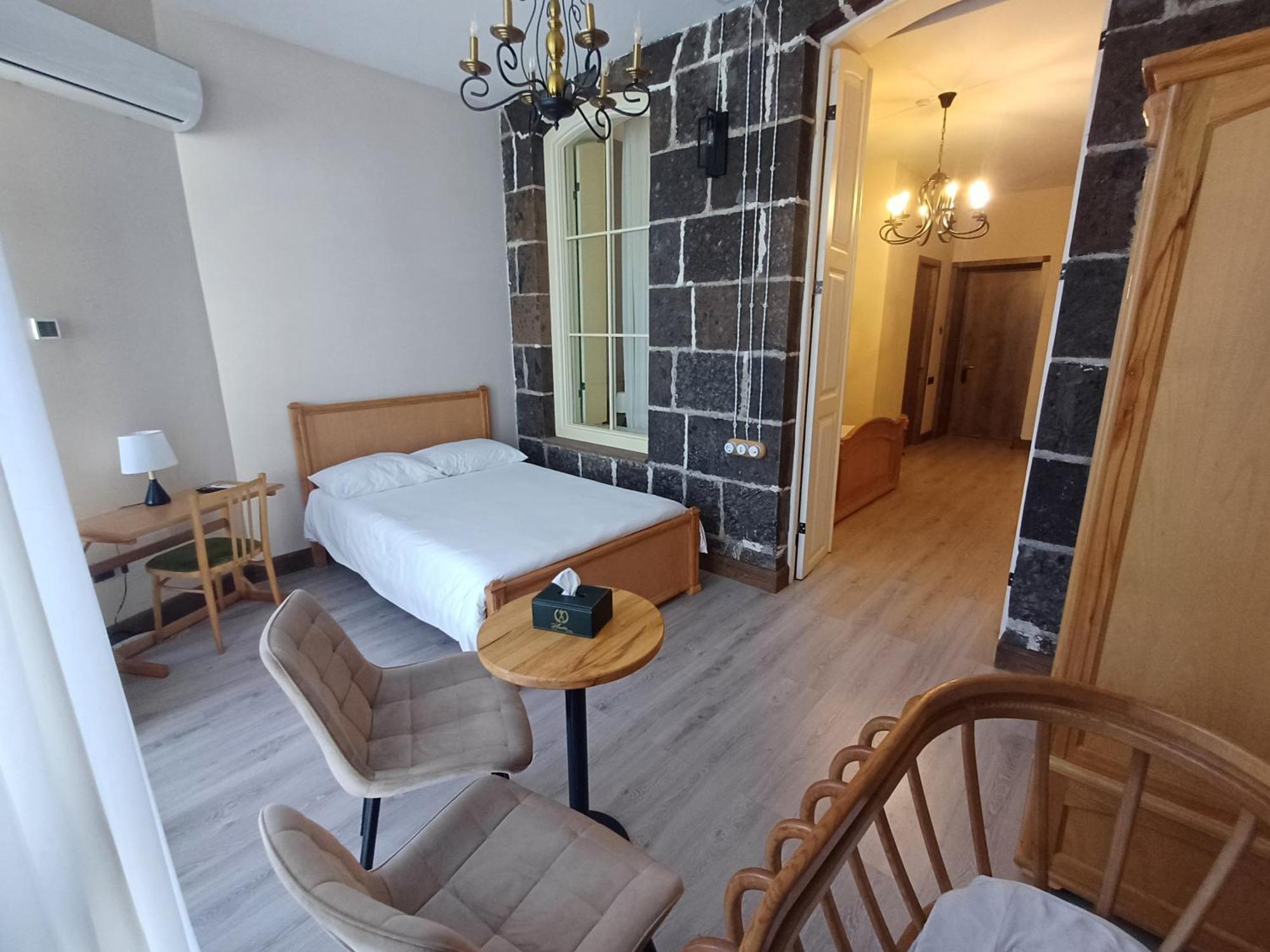 Old Avenue Hotel Гюмри Екстериор снимка