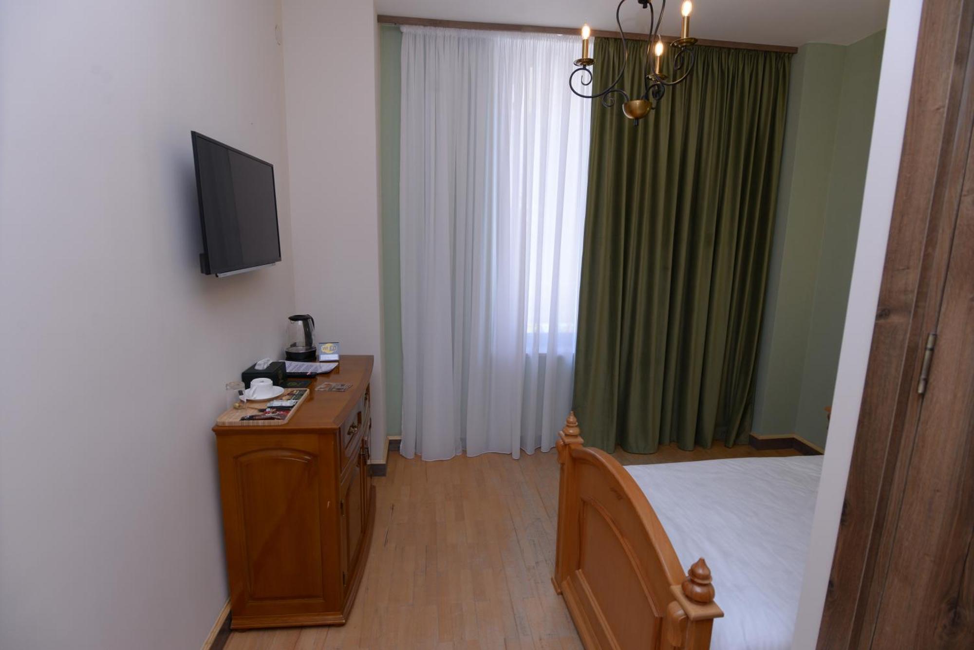 Old Avenue Hotel Гюмри Екстериор снимка